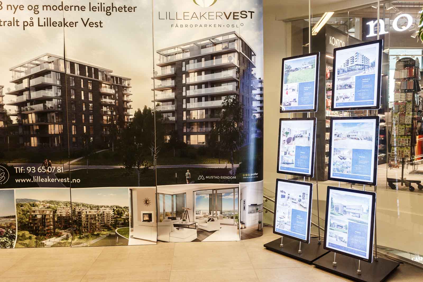 Showroom med stativer