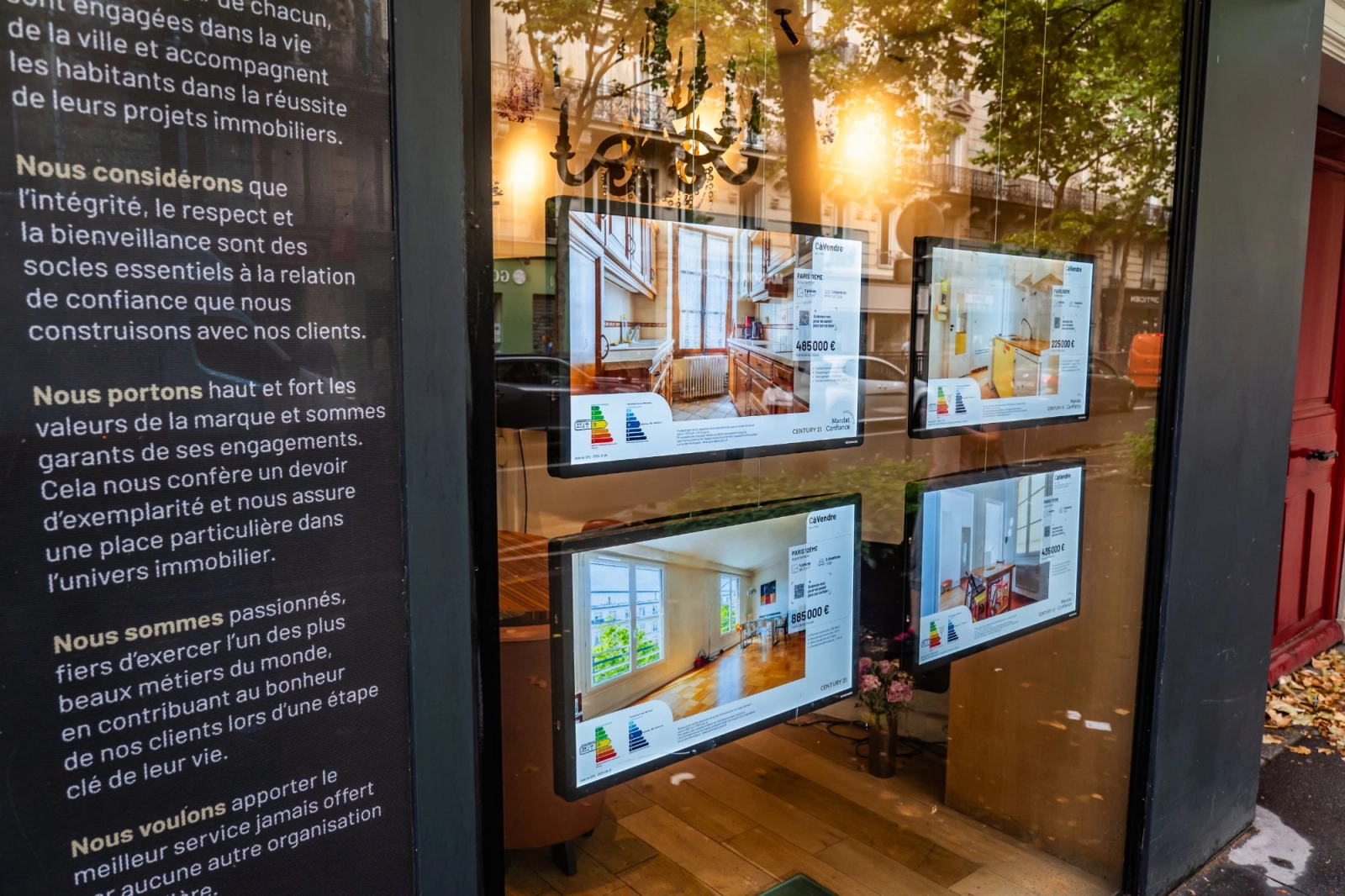 Light & Play skjermer i vindu